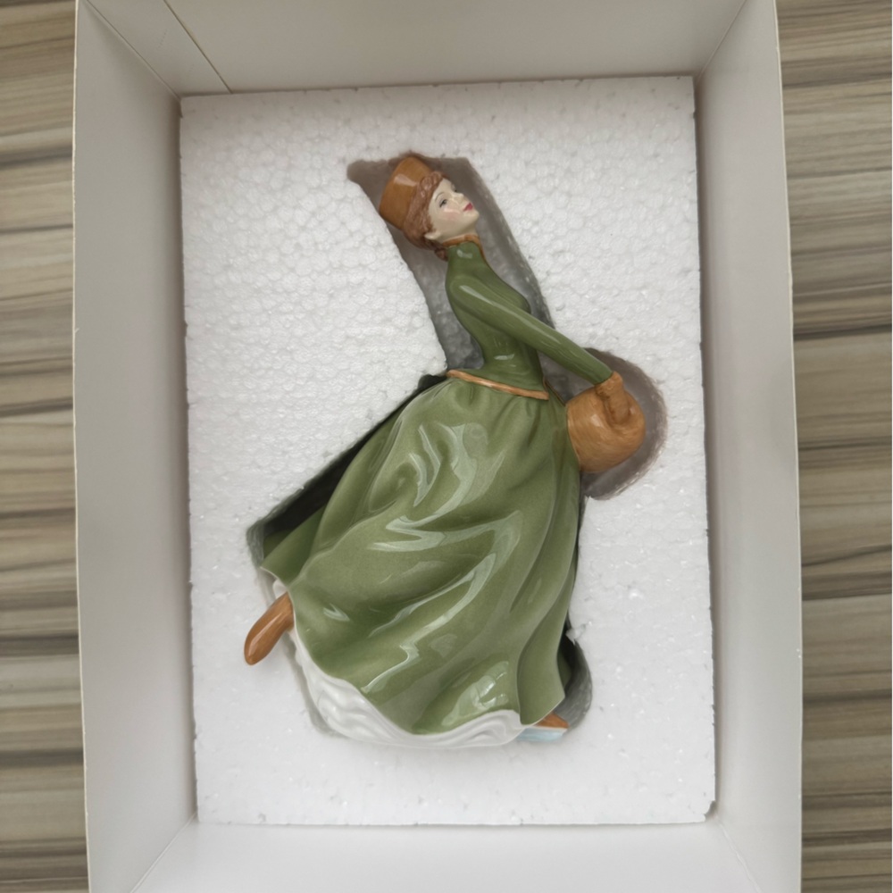 ROYAL DOULTON “Grace”